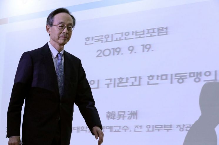 한승주 전 외교부 장관이 19일 국회 의원회관에서 '격변하는 동북아 지정학 속의 한미동맹과 그 진로' 주제 강연을 위해 단상으로 향하고 있다. [이미지출처=연합뉴스]