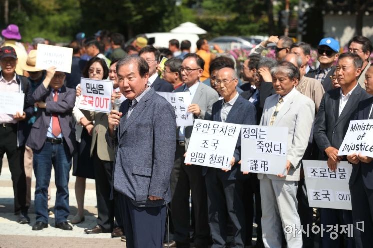 사회정의를 바라는 전국교수모임 관계자들이 19일 서울 종로구 청와대 분수대 앞에서 기자회견을 열고 조국 법무부 장관 교체를 촉구하고 있다. /문호남 기자 munonam@