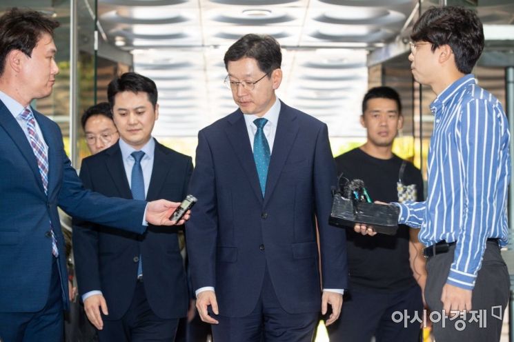 [포토]취재진에게 질문 받는 김경수 경남 도지사