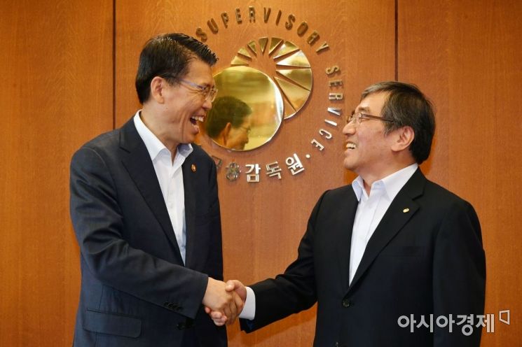 [포토]손잡은 금융위원장과 금융감독원장 
