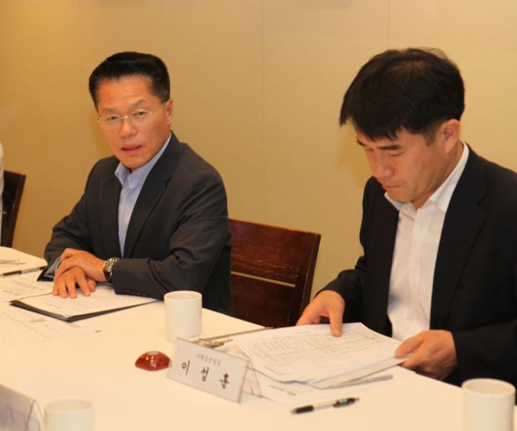 한경호 대한지방행정공제회 이사장은 평소에도 이성훈 기획조정실장에게 시어머니처럼 업무에 관한 지시를 '촘촘하게' 내린다. 19일 취임 1주년 기자간담회에서도 그랬다.(사진제공=대한지방행정공제회)