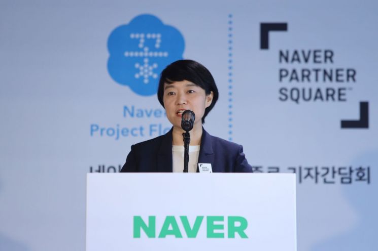 한성숙 네이버 대표가 19일 서울 종로구에서 열린 '파트너스퀘어 종로' 개관식에서 파트너스퀘어의 역할에 대해 설명하고 있다.