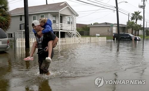 美 텍사스 휴스턴 일대 '최악 폭우'…4명 사망·1700명 구조