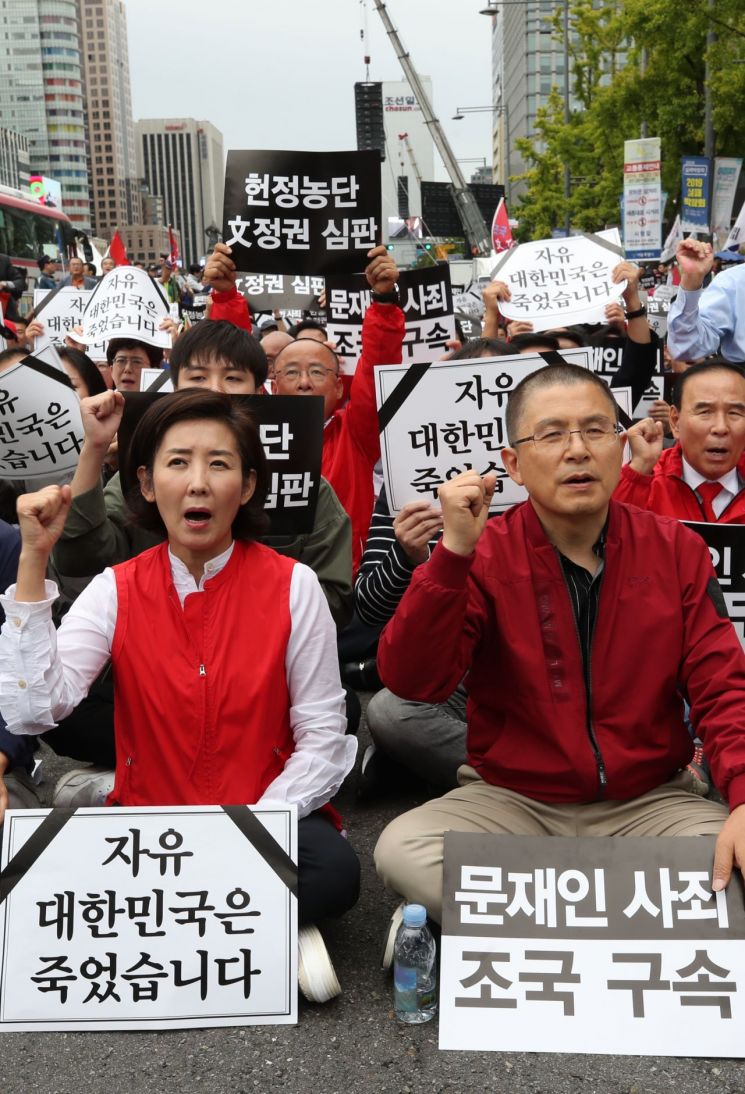 한국당 삭발투쟁에 "공감하지 않는다" 57%