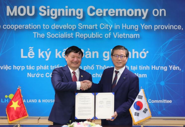 지난 20일  '스마트시티 개발 협력을 위한 전략적 양해각서(MOU)'를 체결한 LH 변창흠 사장(사진 오른쪽) 및 웅우엔 반 퐁 흥이엔성 성장이 기념촬영을 하고 있다.