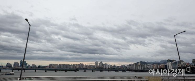제17호 태풍 '타파'의 영향권에 들어선 22일 서울 원효대교에서 바라본 도심 하늘에 비구름이 몰려오고 있다./강진형 기자aymsdream@