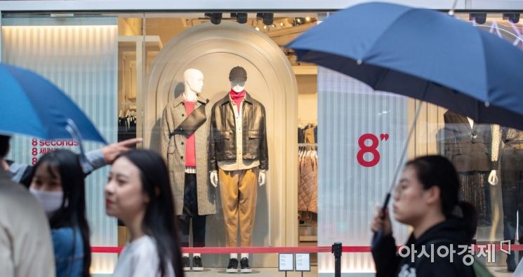 [포토]가을옷 진열된 명동 쇼윈도우