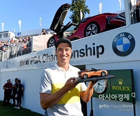 로스 피셔가 BMW PGA챔피언십 셋째날 18번홀에서 더블이글을 터뜨린 뒤 부상으로 받은 BMW i8 로드스터 자동차 앞에서 기념 촬영을 하고 있다