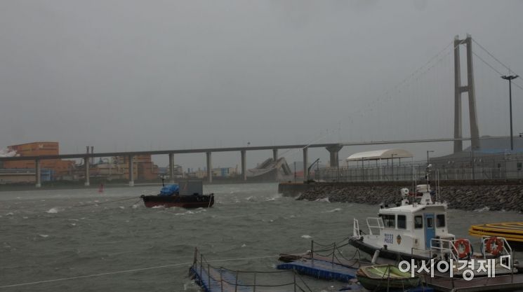 제17호 태풍 ‘타파(TAPHA)’가 북상하고 있는 22일 오후 전남 광양항 앞바다