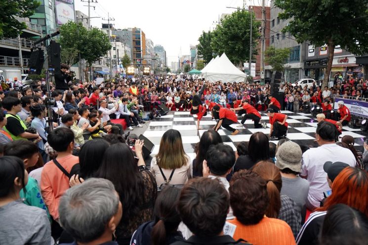세계거리춤 축제가 열린 서울 동대문구 장안동 길거리 한복판[사진=아시아경제DB]