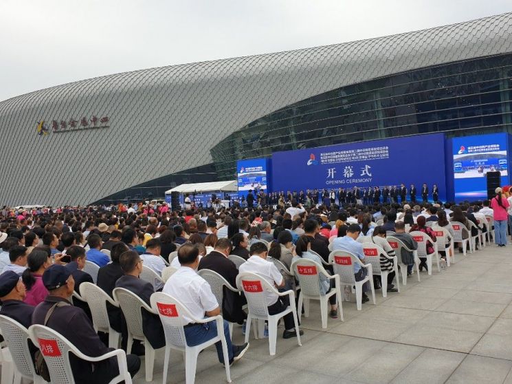 지난 20일(현지시간) 중국 산둥성 웨이팡시 루타이 컨벤션센터에서 '제5회 한·중·일 산업박람회' 개막식이 열렸다. 각국 귀빈과 관람객들이 개막식 행사를 보고 있다.
