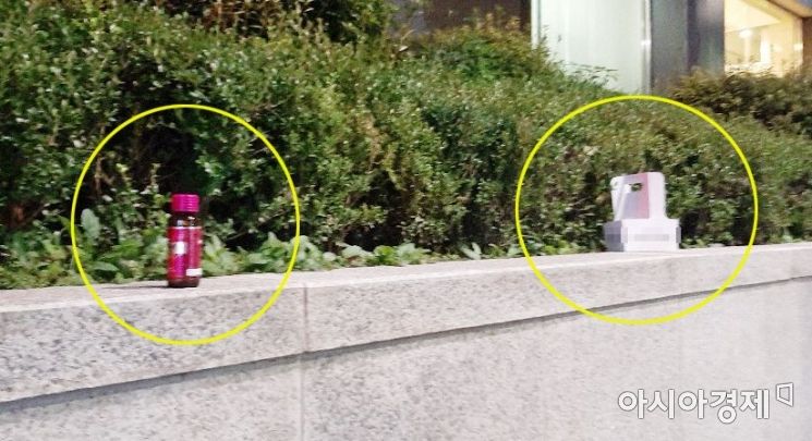 서울 중구 을지로 한 빌딩 화단에 누군가 먹다 버린 음료 등 쓰레기를 무단으로 투기했다. 사진=한승곤 기자 hsg@asiae.co.kr