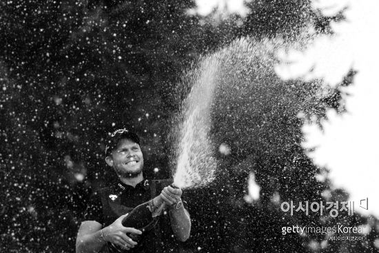 대니 윌렛이 BMW PGA챔피언십 우승 직후 샴페인을 터뜨리며 기뻐하고 있다. 버지니아워터(잉글랜드)=Getty images/멀티비츠