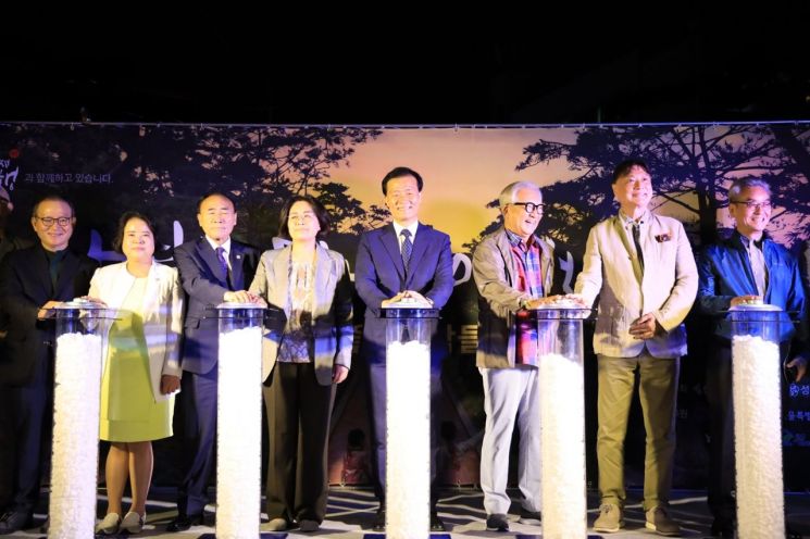 2019 성북동 문화재 야행의 개막을 알리는 이승로 성북구청장(오른쪽 네번째)와 조태권 성북문화원장(오른쪽 세 번째)