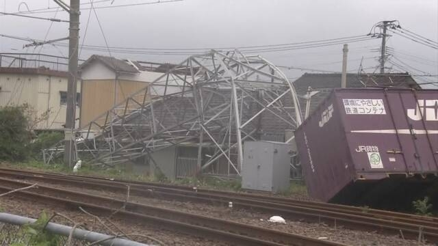 22일 오전 일본 미야자키현 노베오카시에 토네이도가 발생, 노베오카역 구내의 철탑이 휘어지고 화물 컨테이너가 날아갔다.(사진=NHK 뉴스/www3.nhk.or.jp)