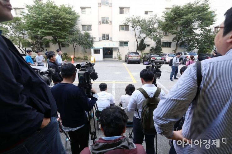 與野 조국자택 압수수색 촉각…黃 "원칙대로 수사" 李 "나온 것 없어"