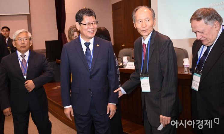 [포토] 참석자들과 인사하는 김연철 장관