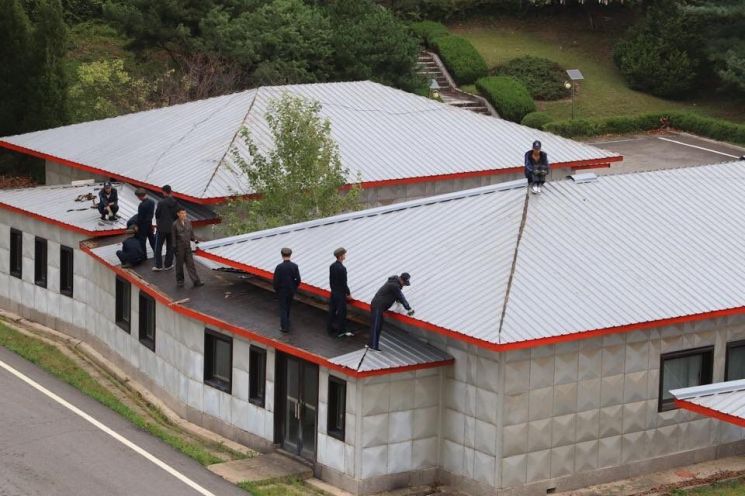 북한 작업 인력들이 판문점 공동경비구역(JSA) 내 건물 지붕을 보수하고 있다. (사진=유엔사령부 트위터 캡처)