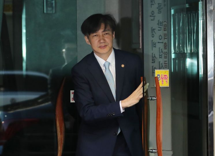 조국 "인턴서류 작성 보도 악의적…법적대응 나설 것"