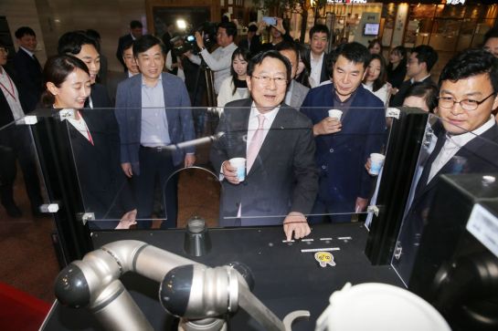 김기문 중소기업중앙회 회장(가운데)과 중소기업 대표 등 관계자들이 23일 서울 여의도 중기중앙회 1층 로비에 전시된 SBB테크의 로봇커피기계를 체험하고 있다.
