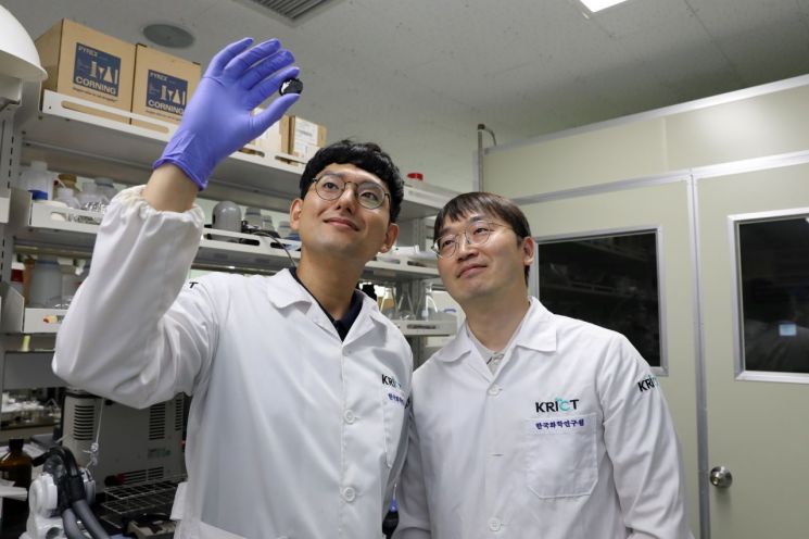 한국화학연구원 한승주 박사(왼쪽)와 김용태 박사가 비산화 메탄 직접 전환기술의 핵심인 단원자 철 촉매를 들여다보고 있다.