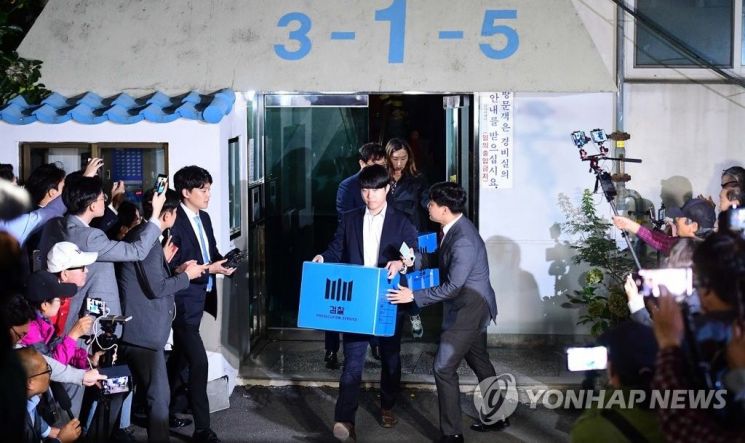 23일 오후 서울 서초구 방배동 조국 법무부 장관의 자택에서 검찰 관계자들이 압수 수색을 마치고 차량에 오르고 있다.
