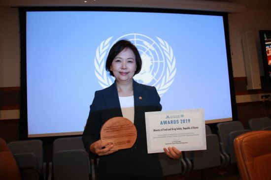 이의경 식품의약품안전처장이 23일(현지시간) 미국 뉴욕에서 열린 제74차 UN 총회 행사에서 'UN 만성질환 예방·관리 특별위원회상'(UNIATF Awards)을 수상한 후 기념사진을 촬영하고 있다.