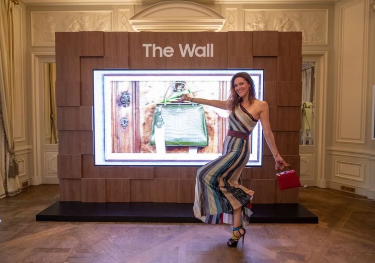 삼성전자와 명품 패션브랜드 콜롬보가 프랑스 파리에서 진행되고 있는 패션위크에서 23일(현지시간) 쇼케이스를 진행했다. 프랑스 유명 방송인인 상드라 루가 삼성 '더 월 럭셔리(The Wall Luxury)'와 콜롬보 가방을 선보이고 있다.