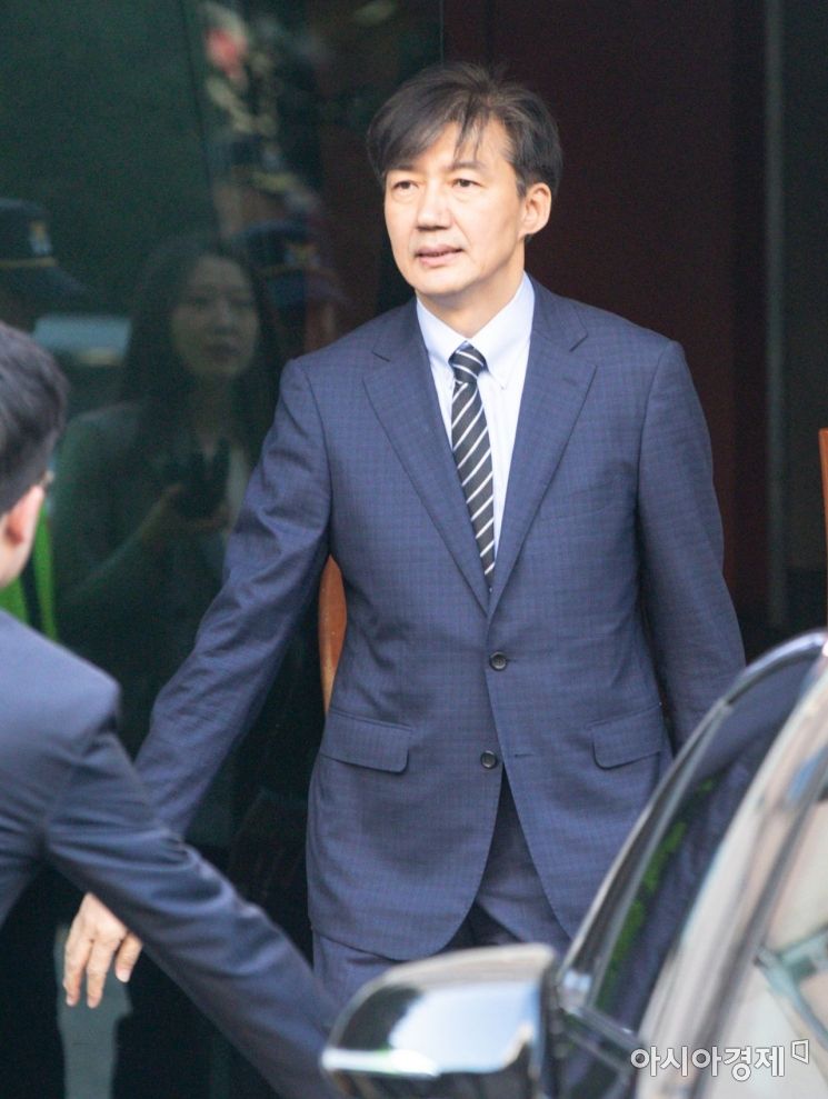 [포토]출근길 오르는 조국 법무부 장관