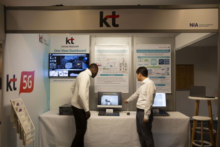 KT는 24일 프랑스 파리에서 열리는 'SD-WAN 서밋 2019'에서 AI 기반 차세대 네트워크 기술과 스마트 스페이스 네트워크 솔루션을 선보인다고 밝혔다. 프랑스 파리 행사장에서 KT 직원들이 관람객들에게 솔루션을 소개하고 있다.