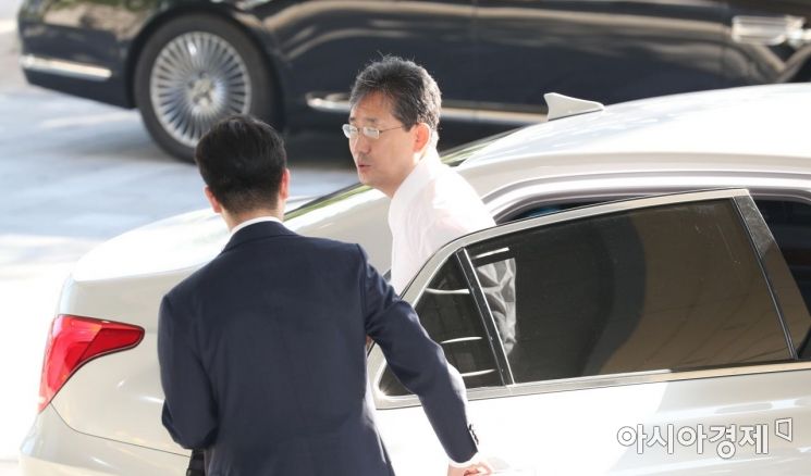 [포토]국무회의 향하는 박양우 문체부 장관 