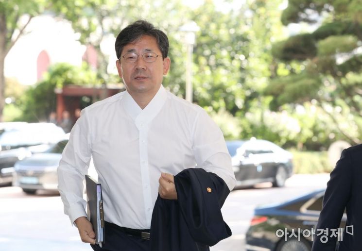 [포토]국무회의 향하는 박양우 장관 