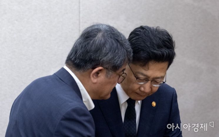 [포토] 심각한 표정의 김현수 장관