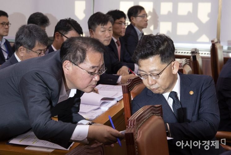 [포토] 보고 받는 김현수 장관
