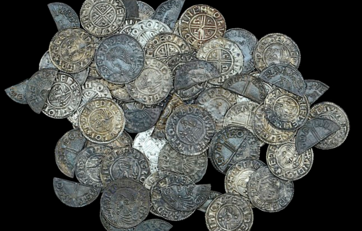 '7500만 원' 금속 탐지기로 1000년 전 은화 찾은 英 남성