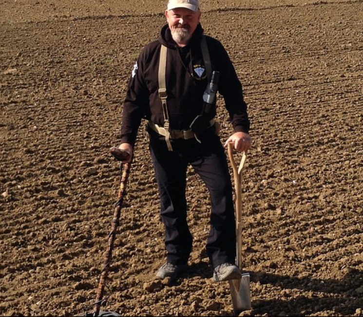 '7500만 원' 금속 탐지기로 1000년 전 은화 찾은 英 남성