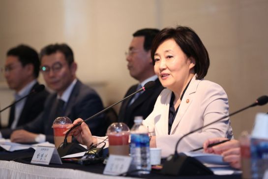 박영선 중소벤처기업 장관(오른쪽)이 24일 서울 여의도 중소기업중앙회에서 열린 '중소기업 활력 회복' 간담회에서 규제 개선 등에 대해 이야기를 하고 있다.