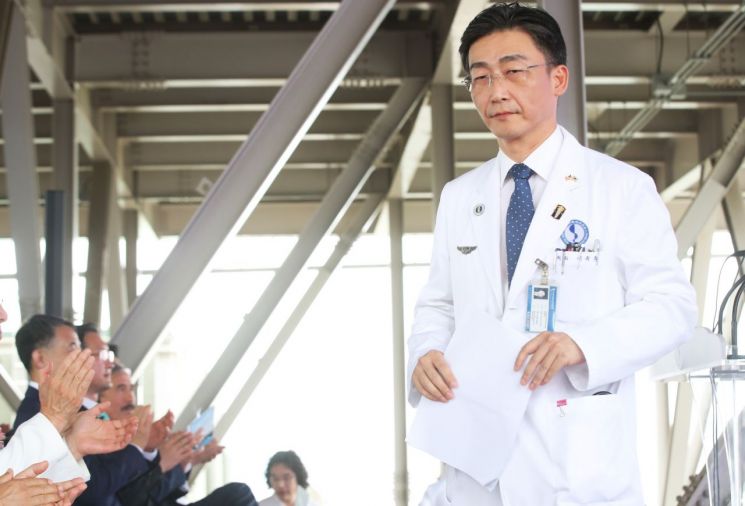 이국종 규탄 집회에 나타난 이국종 교수 "나에 대한 징계 요구? 좋은 아이디어"