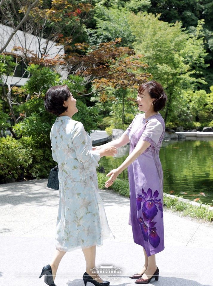 김정숙 여사와 아베 신조 일본 총리 부인 아키에 여사가 지난 6월 28일 '가든 오리엔탈 오사카'에서 열린 주요20개국(G20) 정상 배우자 환영 차담회에서 만나 반갑게 인사를 나누고 있다. 
사진=청와대
