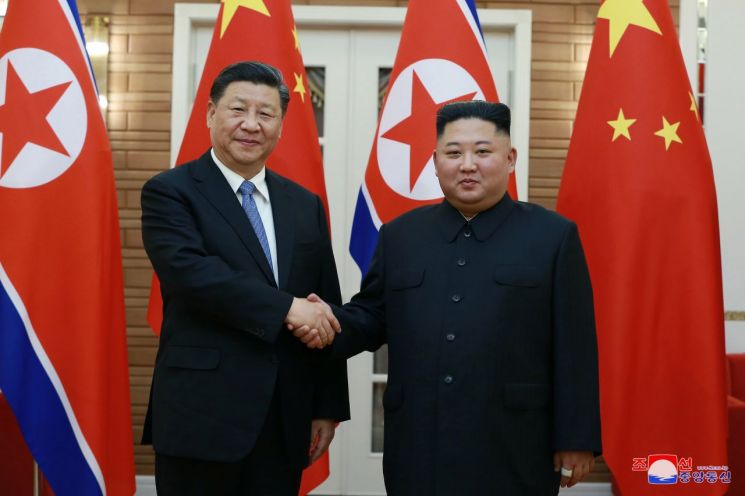 2019년 6월 평양을 방문한 시진핑(왼쪽) 중국 국가주석이 김정은 북한 국무위원장과 악수하고 있다.