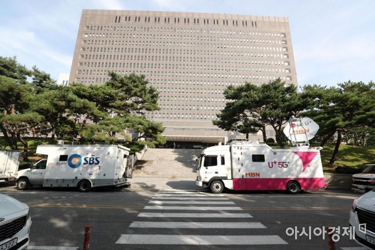 [포토]서울중앙지검에 방송사 중계 차량 