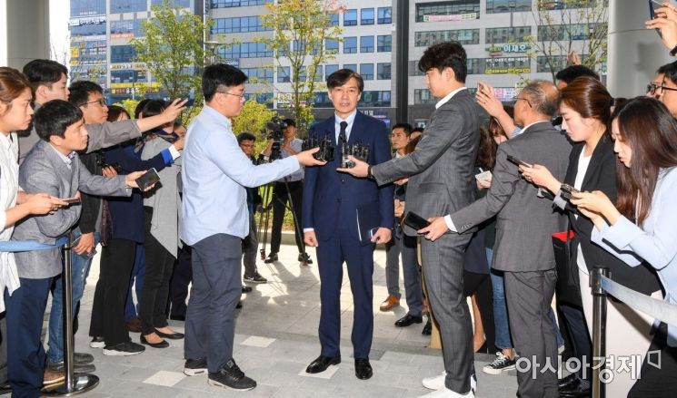 [포토]취재진 질문에 답하는 조국 장관