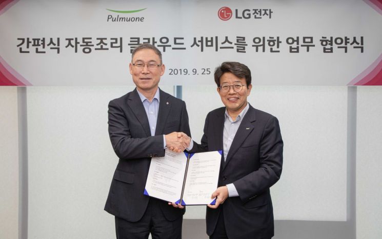 박남주 풀무원식품 대표(오른쪽)와 송대현 LG전자 H&A사업본부장 사장(왼쪽)이 협약서를 들고 밝게 웃고 있다.