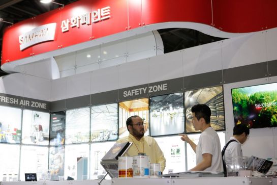 삼화페인트공업 직원이 한국건설안전박람회 관람객에게 재난방지도료를 설명하고 있다.