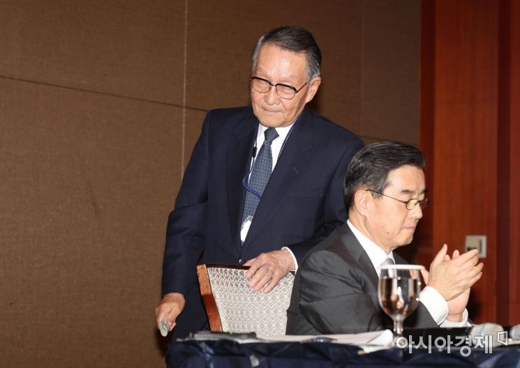 [포토]자리로 향하는 사사키 미키오 