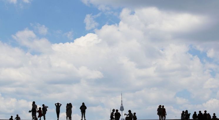 지난 23일 서울 용산구 국립중앙박물관에서 시민들이 푸른 하늘을 만끽하고 있다/사진=연합뉴스