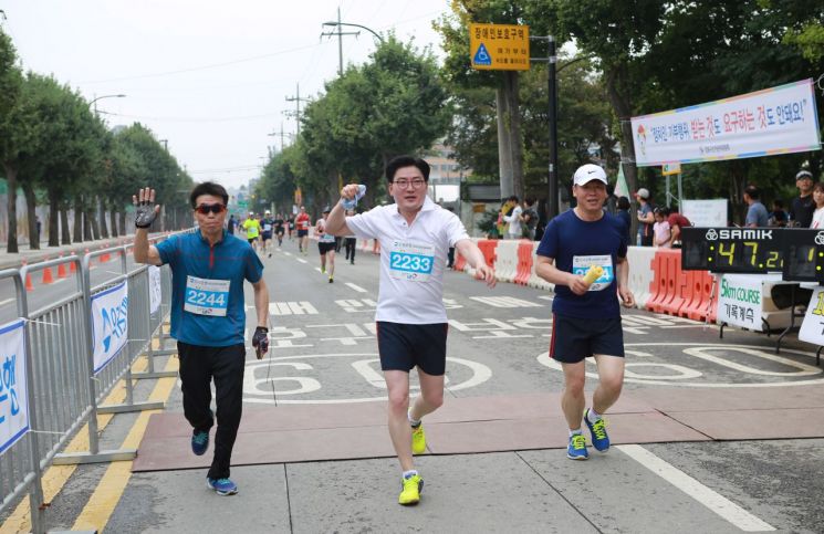 한강을 달린다!... 강동구 ‘선사마라톤’ 개최
