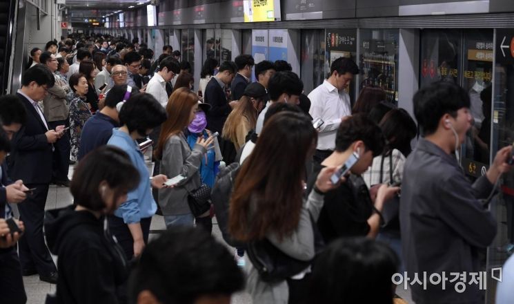 [포토] 9호선 지하철 기다리는 시민들