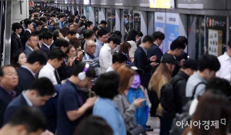 [포토] 열차 지연으로 불편 겪는 시민들