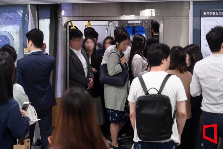 [포토] 9호선 노조 준법투쟁, 길어진 열차 출입문 개방 